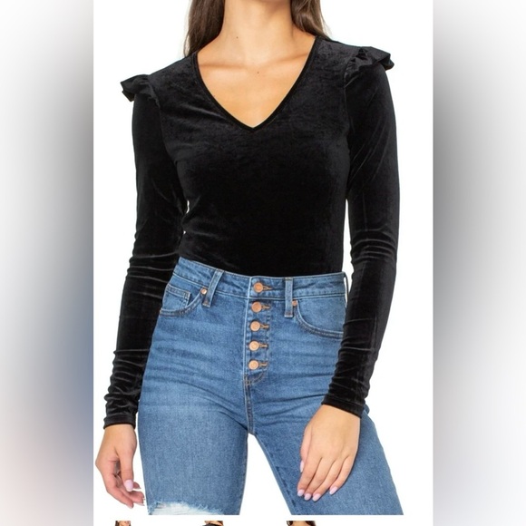 V-Neck Ruffle detail shoulder velvet bodysuit - Picture 2 of 9